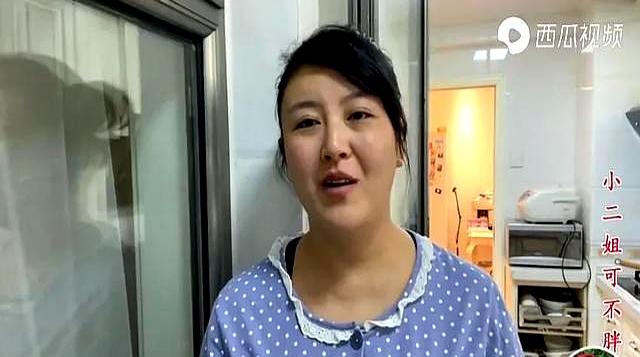 小二姐：减肥太难 晚饭不吃发虚	，饿的难受，期待称体重： 140斤