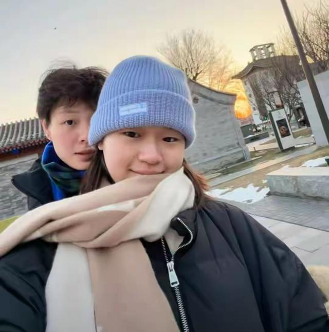 全红婵归队，留着长发	，长成大姑娘了，和陈艺文司雅杰喝下午茶