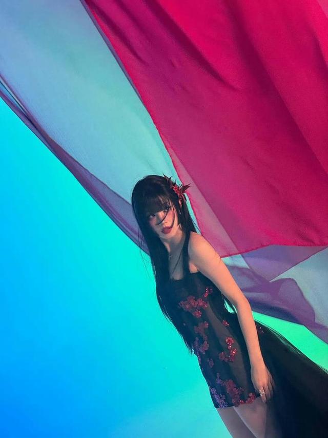 宋雨琦 内娱顶级身材，胸腰比太逆天，抹胸造型性感妖娆太火辣！