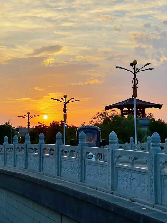 华山脚下（华阴市一河两岸生态廊道）