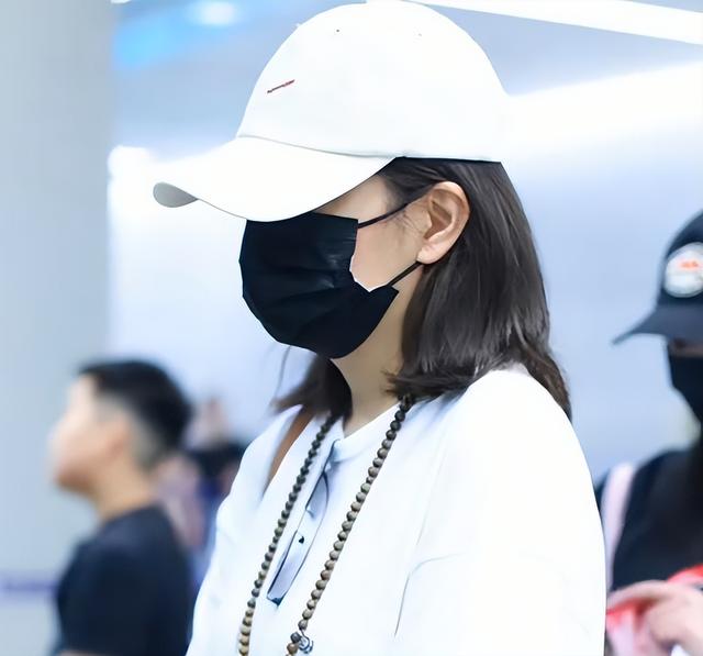 赵薇一家三口旅游回来，75岁母亲打扮时尚，小四月越来越像赵薇了