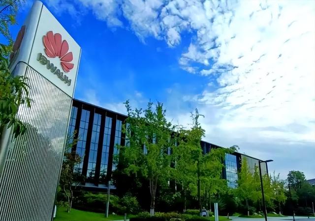 年薪600万华为高管，美国公民身份被扒，带13人窃密 下场大快人心