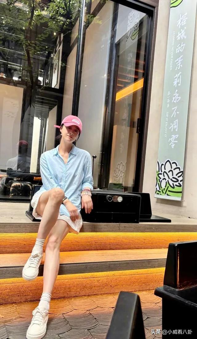 42岁蒋欣生活照瘦成“纸片人”，大热天美美出游，筷子腿抢镜！