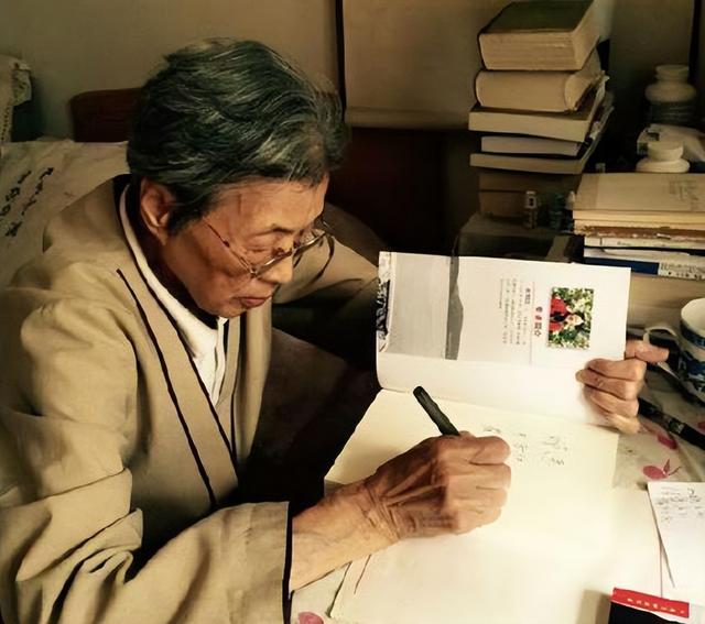 毛主席逝世后，他的机要女秘书神秘失踪，再见竟被关在“审讯室”