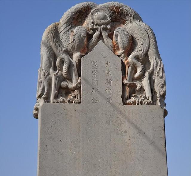 武则天无字碑藏玄机，一道划痕暴露野心。