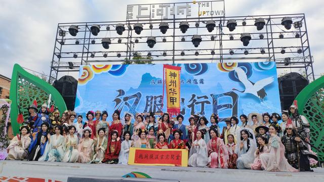 2025.11.22下午，南宁百益上河城举办国风表演，汉服巡游。