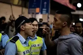 香港两帮派火拼10天，手下报复砍死人，警方开展大规模反黑行动！图片