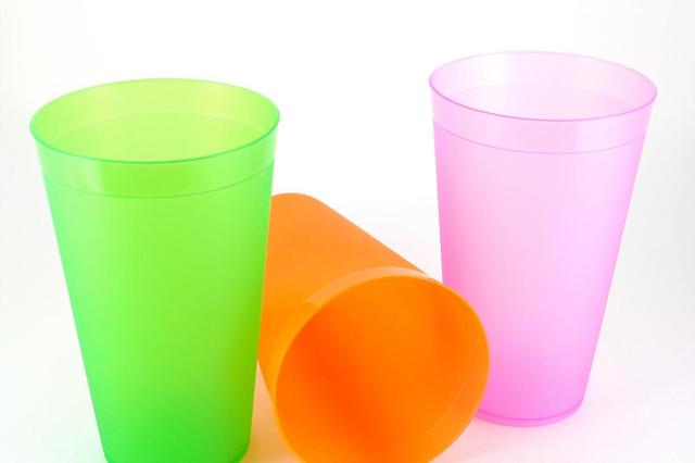 塑料杯、玻璃杯、陶瓷杯、保温杯，哪种杯子喝水最安全？别用错了