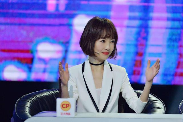 55岁发福后的鲁豫很养眼，如今胖出新宽度，曾经的她真没法看！