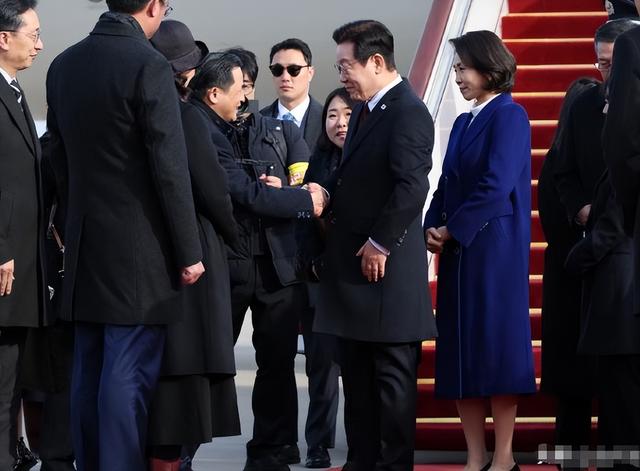 看到韩国第一夫人亮相北京才发现：女人冬天光腿穿大衣	，真高级！