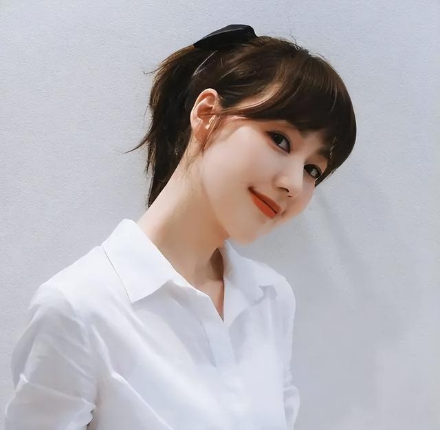 私生活混乱？遭央视“开除”？被传与小尼结婚的她，现状究竟如何