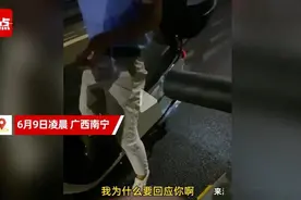 黑人搭讪中国美女，被拒加微信，瞬间变脸！“狂妄的自信”真搞笑图片