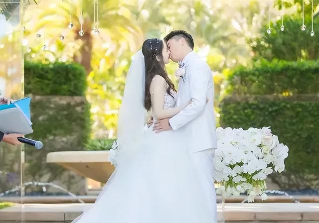 刘强东的两个妹妹：一个已经去世，一个有钱有颜，陪在父母身边