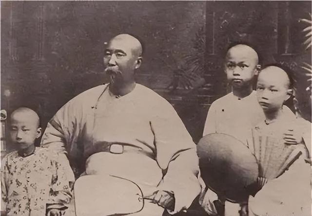 哥哥穷得娶不起，妹妹丑得嫁不出，两人凑合生下一儿子成近代名人