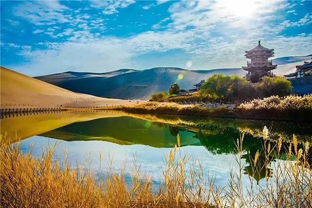 鸣沙山的骆驼悄悄“穿”上冬装啦！