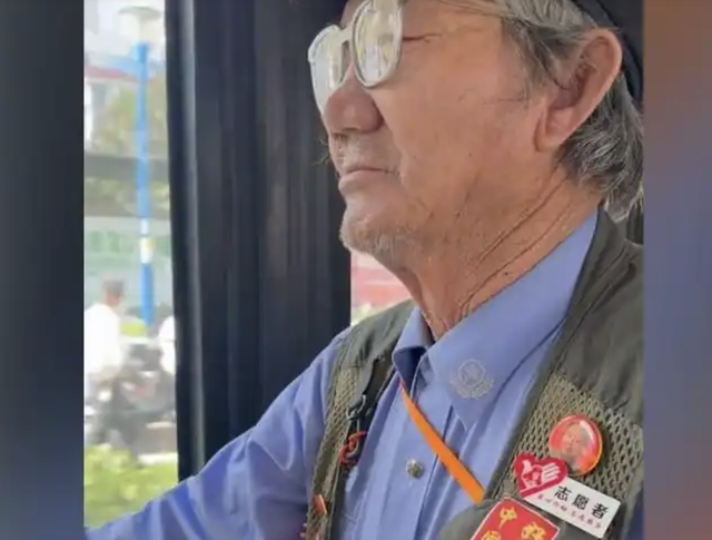 昆明1男子假扮交警35年，每天在街头骂骂咧咧，竟被全城点赞！