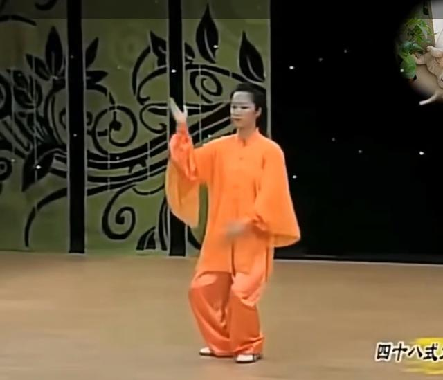 一招“搂膝栽捶”，既能防身又能强身！详细分解，让你练对、练好