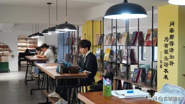 “文化纳凉” 建水图博两馆人气旺