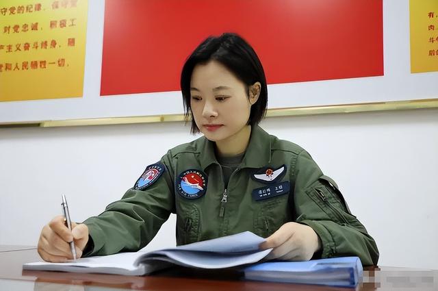 阅兵女机长身份曝光！私生活被扒牺牲太大，老公不简单，央视点名