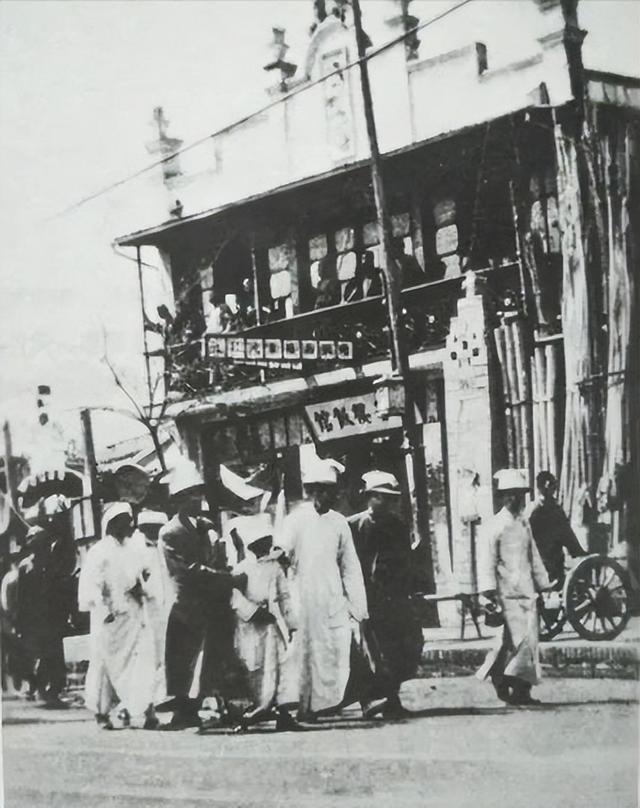 李大钊牺牲后	，妻子筹措安葬费，鲁迅捐了五十，汪精卫捐了一千