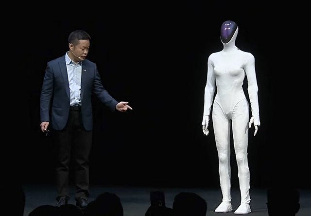 小鹏美女机器人自证“非人扮演”，最懂直男心？