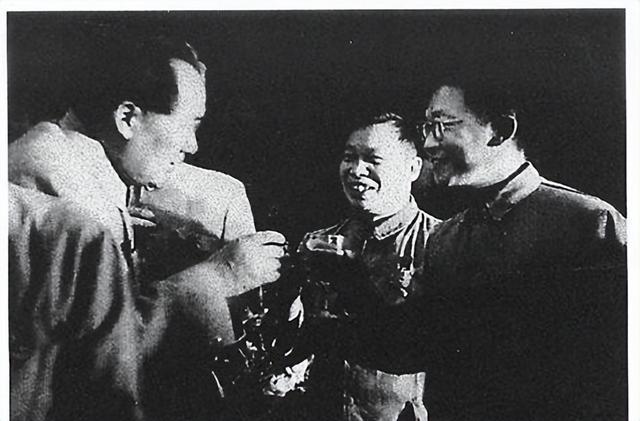 毛主席一生不进故宫	，终生再未回延安？周总理的一句话道出实情！