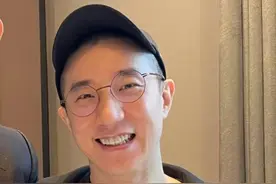 房祖名近照曝光，定居台北，42岁依旧未婚无子，71岁成龙仍在打拼图片