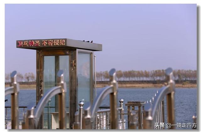 漫步丹东鸭绿江畔，可以隔江望见对岸的朝鲜