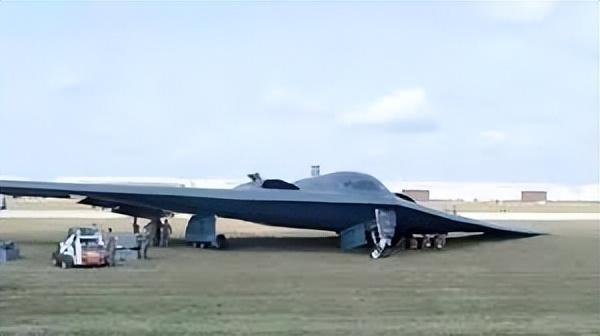 24亿美元一架，却连雨都不能淋！这款轰炸机，究竟是不是智商税？