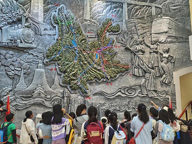 中老铁路青少年研学交流活动在昆开营：让民族团结在铁轨上延伸