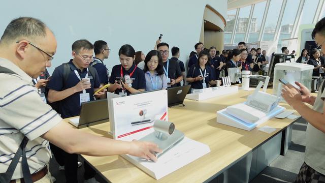 不让任何一个中小企业掉队：华为坤灵推出一站式场景化智能方案