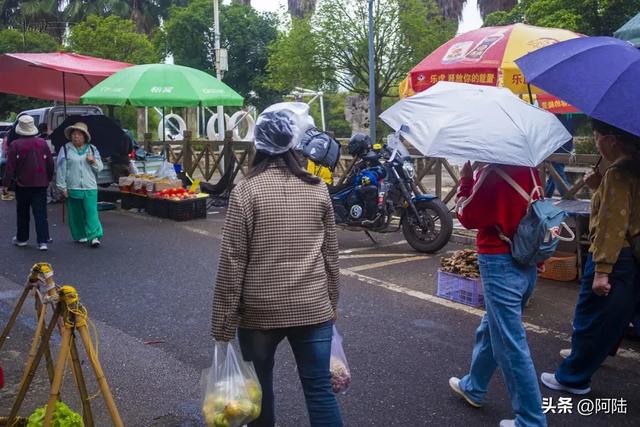 安顺市有个民生市集全年无休,烟火气息浓厚,每天还有人跳民族舞