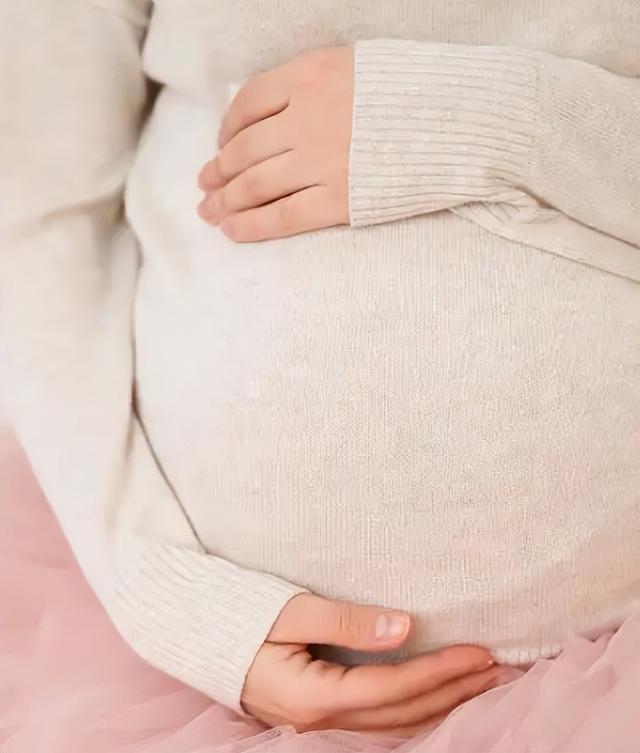 19岁女子辍学私奔39岁男子，10年后生女回家求父亲：不借钱就跪死