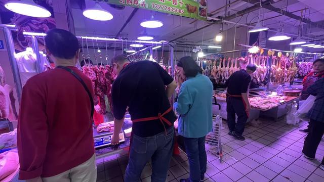 轨道直达的赶场地！地方超大，东西多，买菜这些超方便