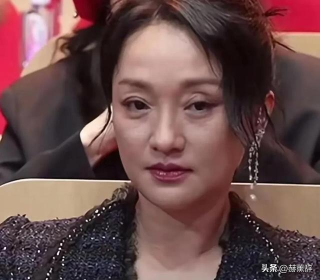 50岁周迅头发花白	，瘪嘴模样一脸老态认不出，无儿无女成最大遗憾