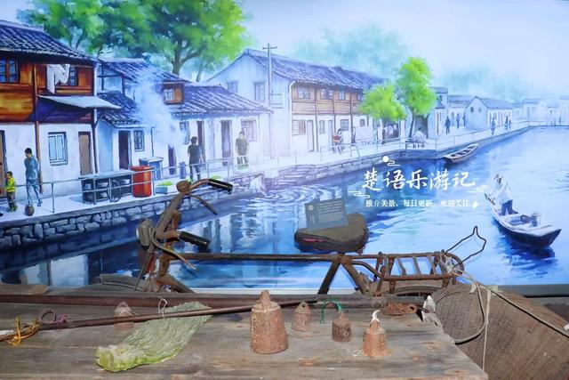 宁波这里的银杏已经变黄了，青砖黛瓦与之映衬，烟雨之中更有诗意