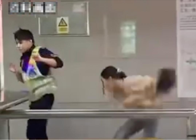 女子打地铁安检员事件升级！丑恶嘴脸曝光，原因被扒，全网已社死