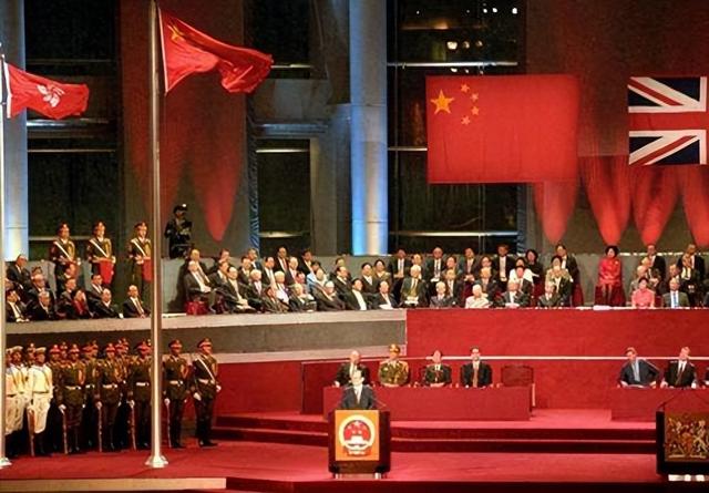 撒切尔夫人在回忆录中坦言：当年并不想归还香港，考虑过发动战争