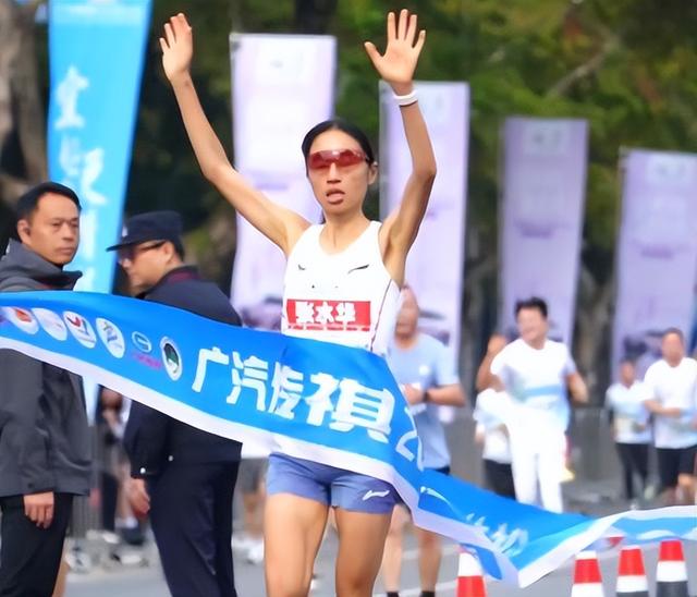 拔出萝卜带出泥，最快护士张水华越扒越有	，被医院处分是冰山一角