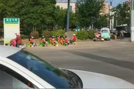 枣庄一群幼儿园孩子坐在马路边做活动，路人直呼危险，教体局回应图片