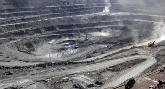 25年来首次，拿到稀土磁铁后，美财长宣布：摆脱中方“卡脖子”