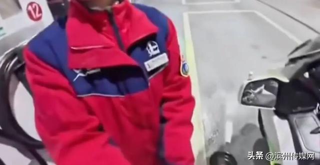 男子高速服务区给摩托车加油被拒	，直接将汽油喷到地上，重庆警方通报：张某被行拘，罚款100元	，驾驶证记1分