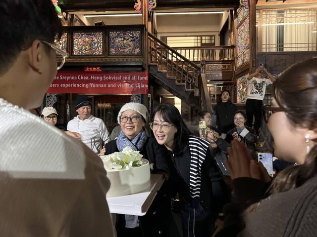 【外眼看云南】柬埔寨顶流姜思倪携家人圆梦云南：玉龙雪山遇雾亦浪漫，民宿庆生显温情