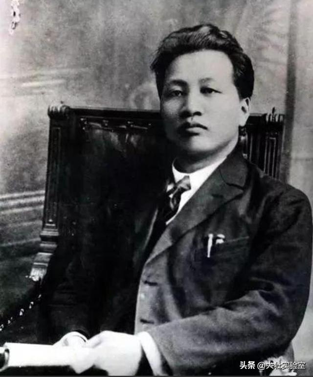 李鹏总理与女儿在一起的罕见留影，笑容灿烂喜笑颜开，温暖又温馨