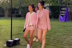 甜馨参加小姨婚礼，12岁小姑娘亭亭玉立染了头发图片