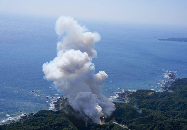 4个火球划破夜空，在菲律宾近海爆炸，菲方气得对中国破口大骂