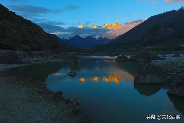 对不起，这看日照金山、流星、沙漠和雪山同框的宝藏地，我写晚了！