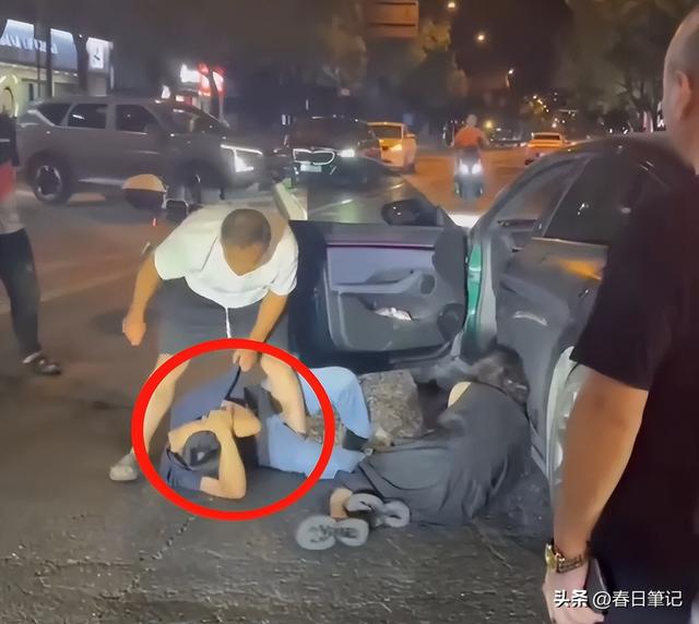 浙江男子暴打情夫后续！猛踹私密处，妻子跪地求饶，犯致命性错误