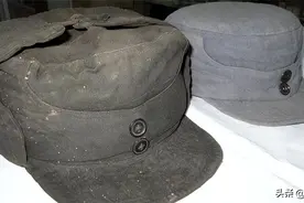 八路军帽子上有两粒扣，它们起什么作用？看完就知道设计的高明图片