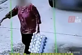 大妈偷走超市几十斤重的矿泉水，不追是怕摔倒？给了最后的体面！图片